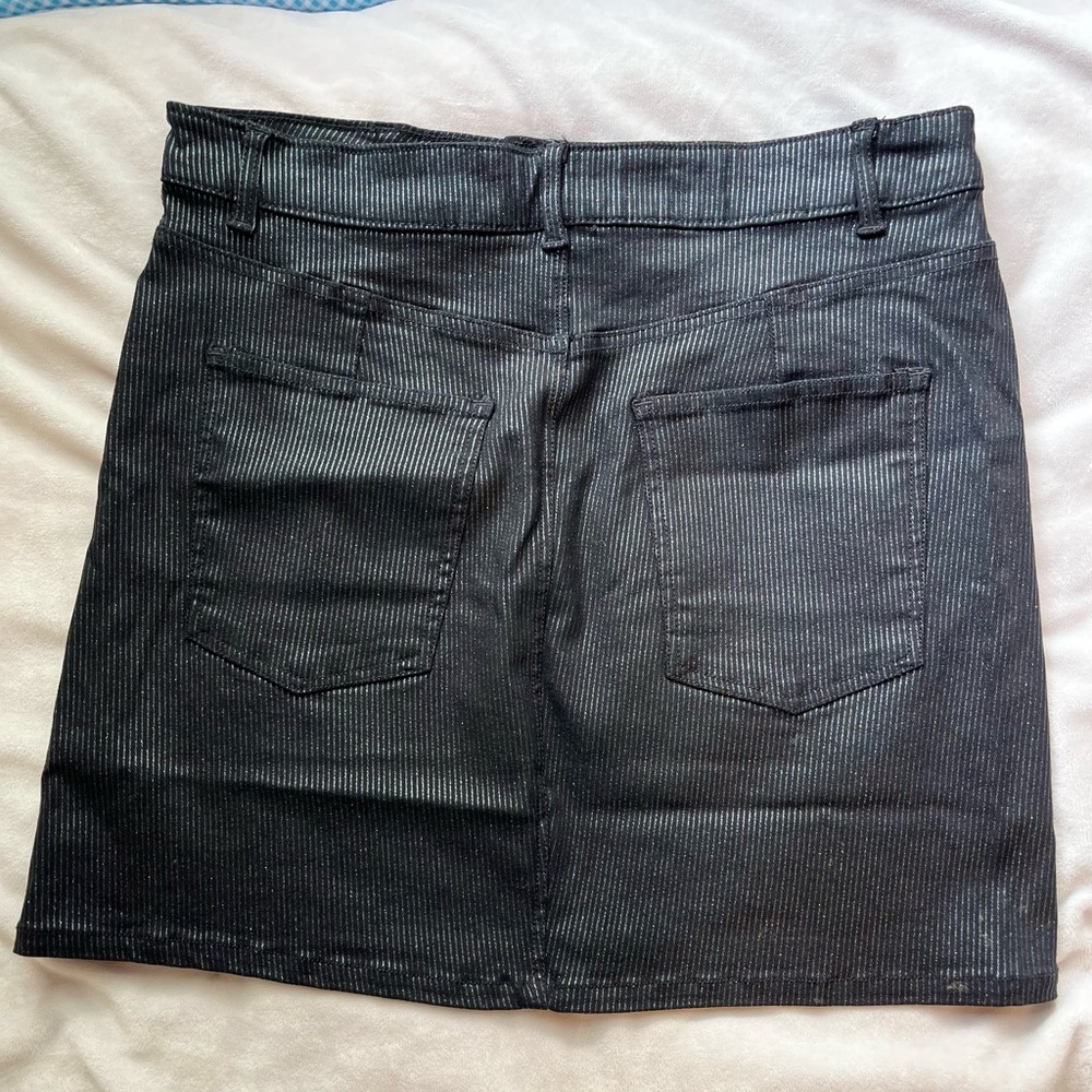 Shiny black skirt